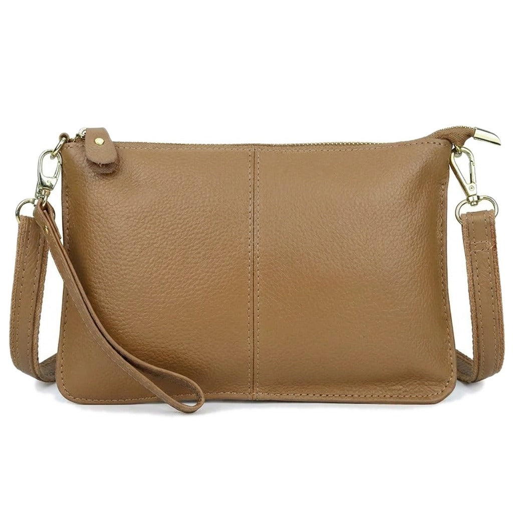 Pochette en cuir grainé camel Suzanne avec dragonne et bandoulière, vue de face sur fond blanc