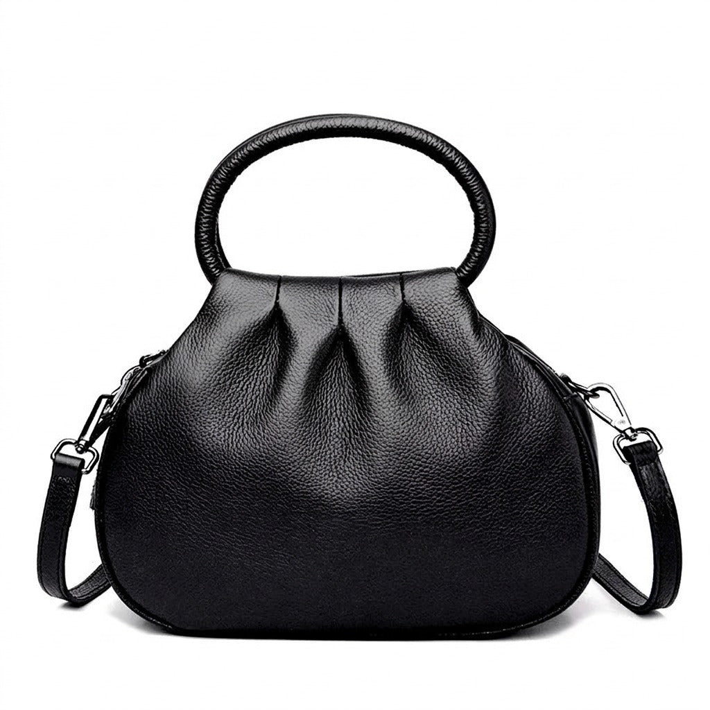 Sac à main plissé en cuir noir Apolline, vue de face sur fond blanc