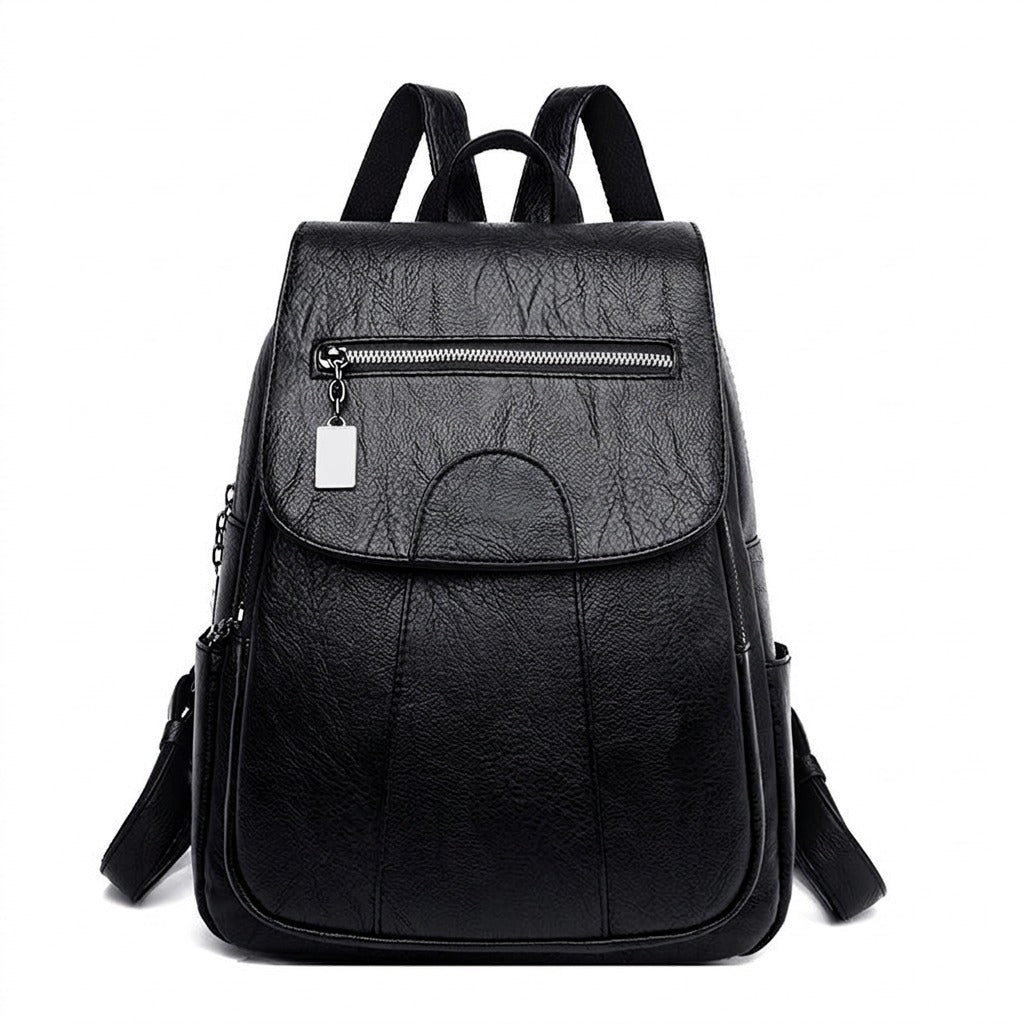 Sac à dos en cuir noir Marceline à rabat avec poche zippée, vue de face sur fond blanc
