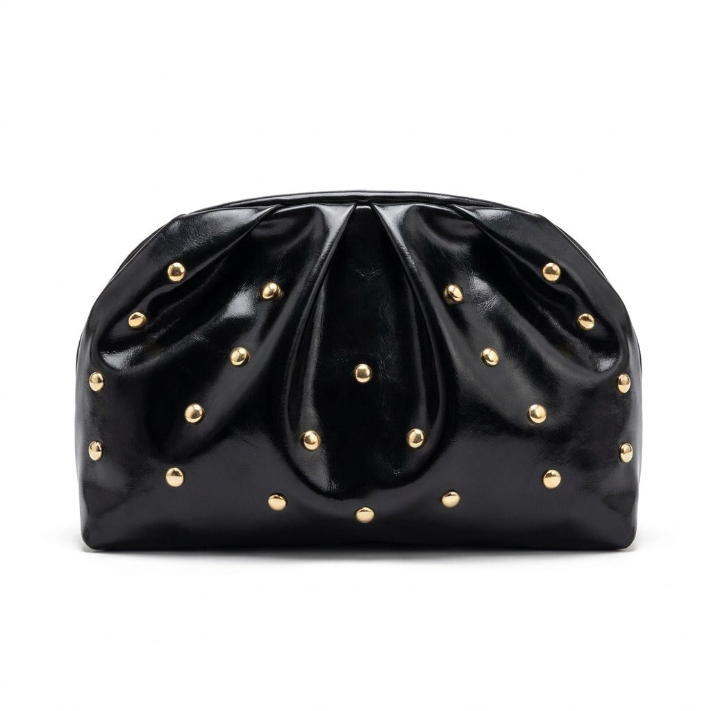 Pochette plissée en cuir noir Honorine à clous dorés, vue de face sur fond blanc