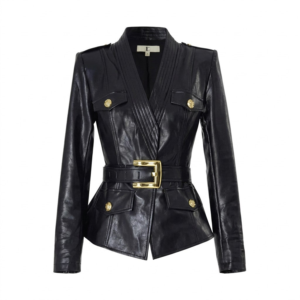 Veste cintrée en cuir noir Adèle pour femme avec ceinture à boucle dorée, vue de face sur fond blanc