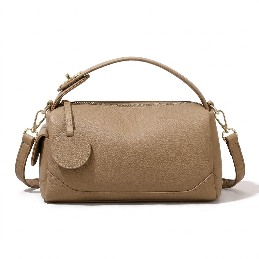 Sac bowling en cuir beige Lucille, vue de face sur fond blanc