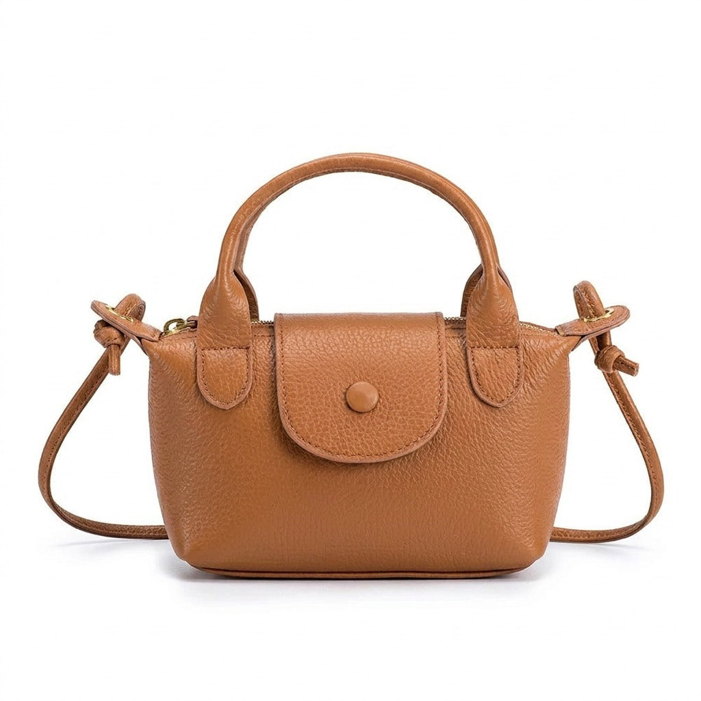 Petit sac à main en cuir camel Noémie, vue de face sur fond blanc