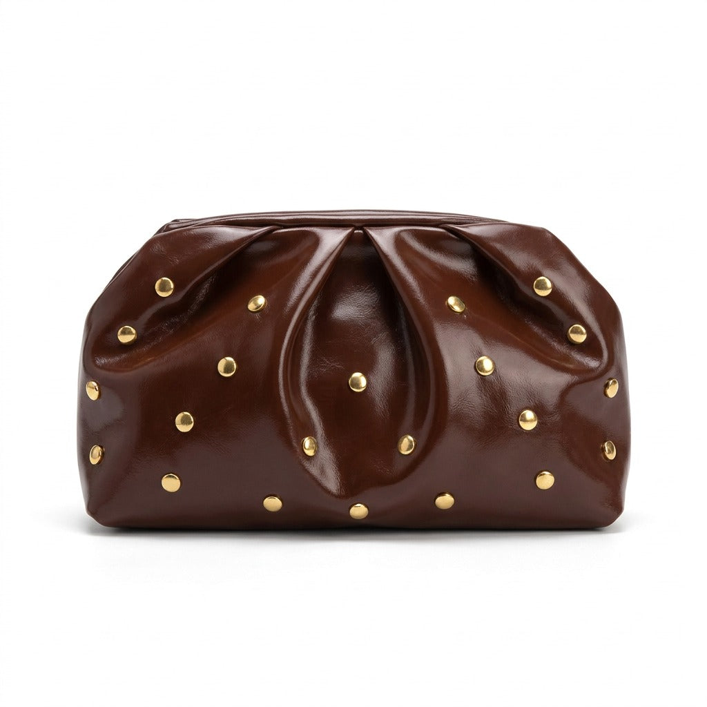 Pochette plissée en cuir chocolat Honorine, vue de face sur fond blanc