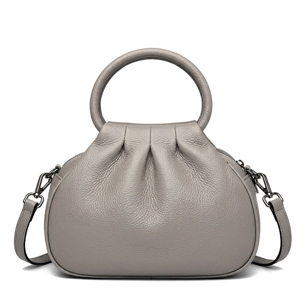 Sac à main plissé en cuir gris Apolline, vue de face sur fond blanc
