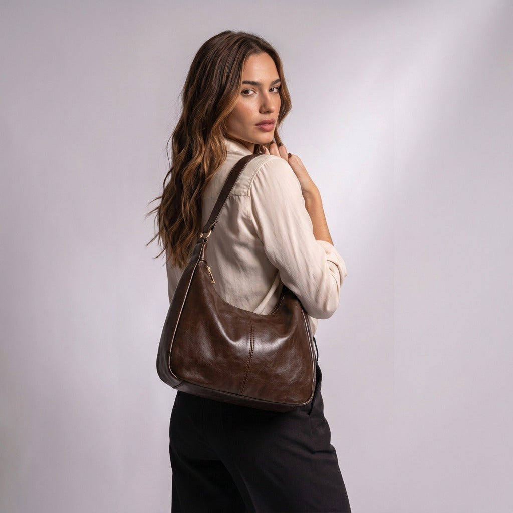 Sac hobo Colombe chocolat porté à l'épaule, vue de dos