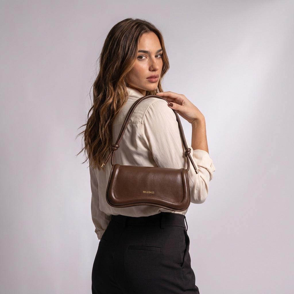 Sac baguette Domitille chocolat porté à l'épaule, vue de dos