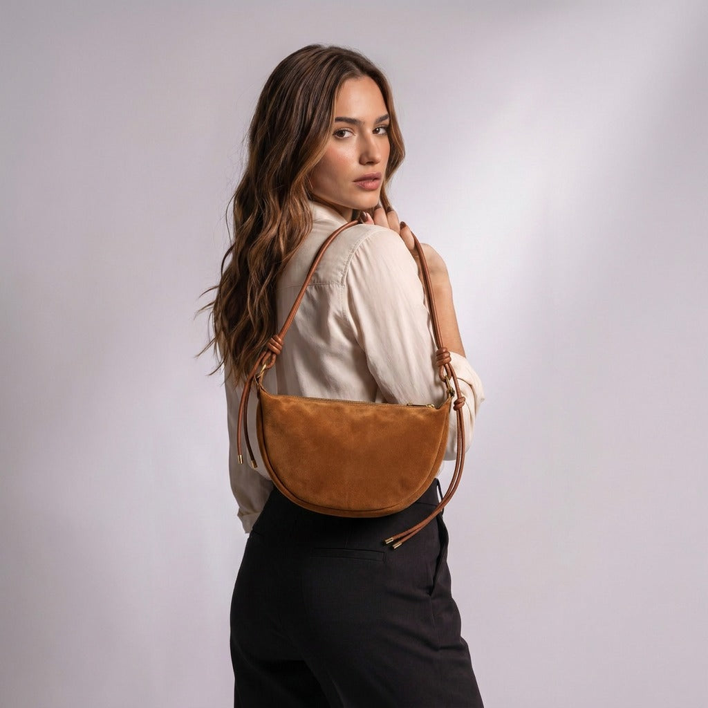 Sac croissant Héloïse cognac porté à l'épaule, vue de dos