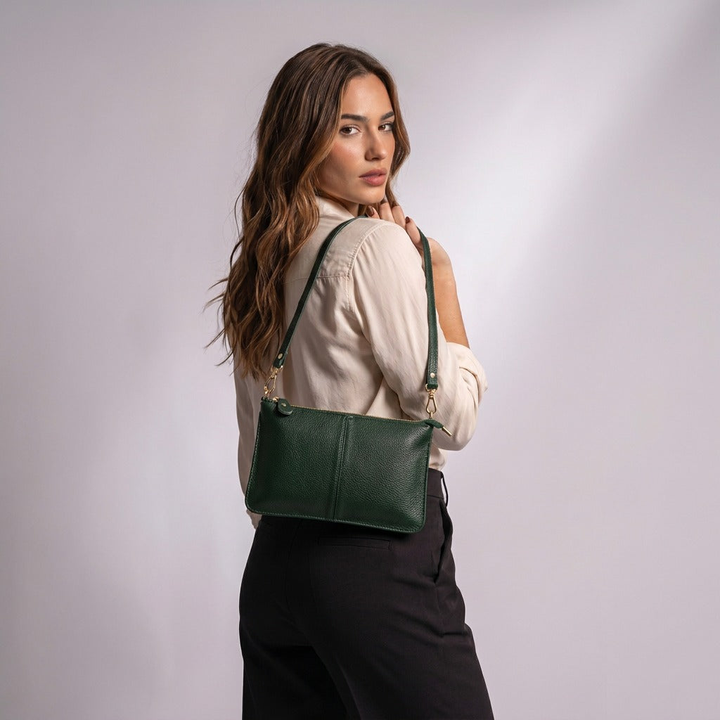 Pochette Suzanne verte portée à l'épaule, vue de dos