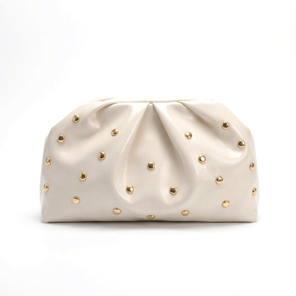 Pochette plissée en cuir blanc cassé Honorine, vue de face sur fond blanc