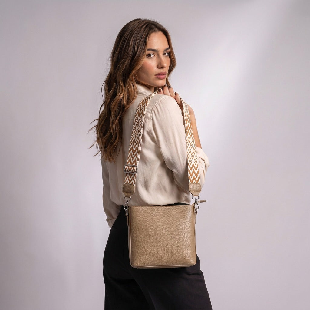 Sac Romane taupe porté à l'épaule, vue de dos