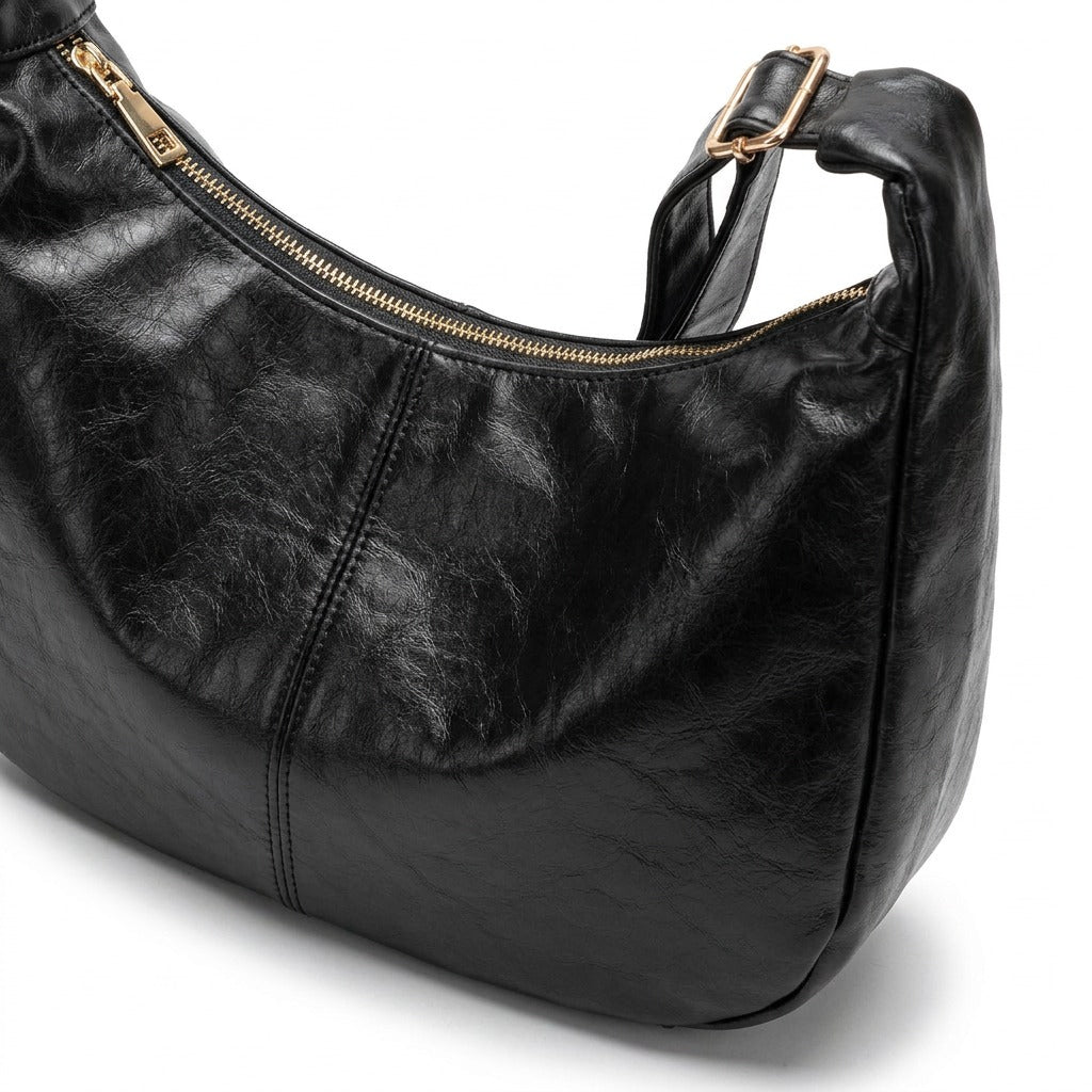 Détail de la fermeture éclair dorée et de la couture centrale du sac Colombe noir