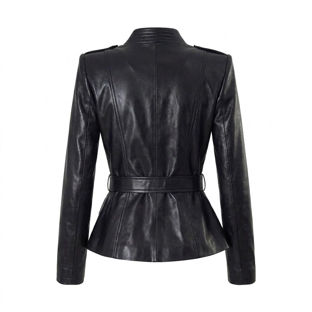 Dos de la veste cintrée Adèle noire avec pattes d'épaule et basque, sur fond blanc