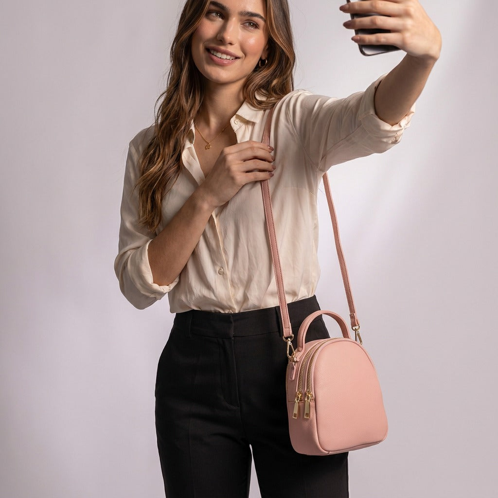 Femme prenant un selfie avec le mini sac à dos Philippine rose à l'épaule