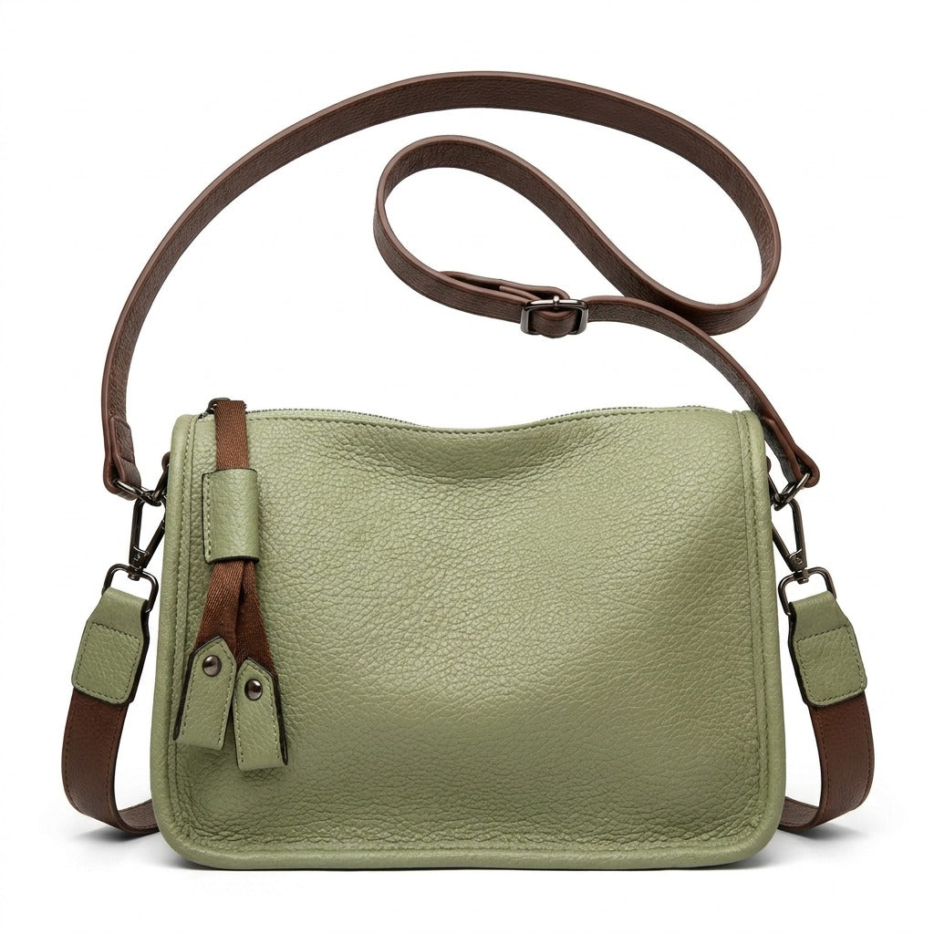 Sac besace en cuir vert sauge Clarisse, vue de face sur fond blanc