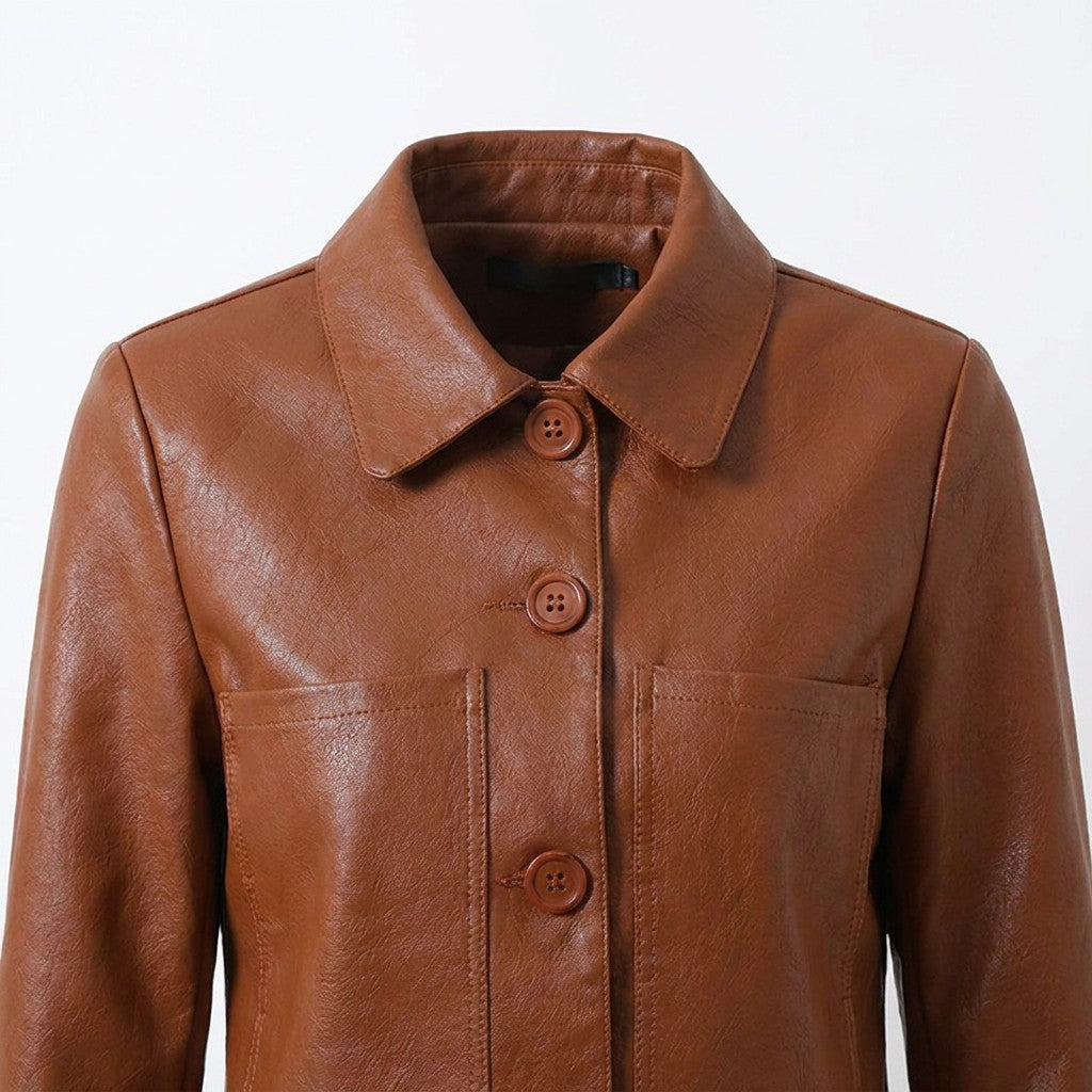 Détail du col chemise, des boutons et des poches de la veste Léontine cognac