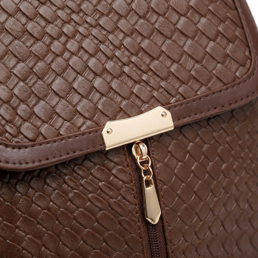 Détail du fermoir doré, de la tirette en goutte et du cuir tressé du sac à dos Eulalie marron