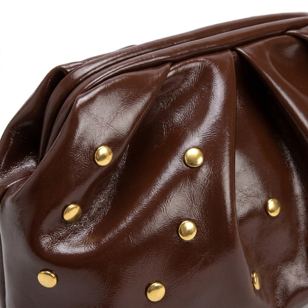 Détail des plis froncés et des clous dorés de la pochette Honorine chocolat