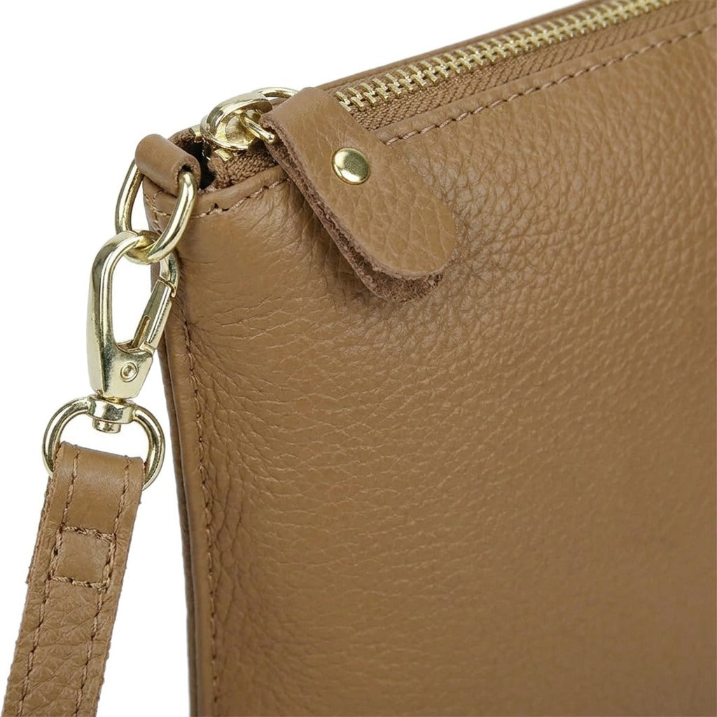Détail du zip doré, du mousqueton et du cuir grainé de la pochette Suzanne camel