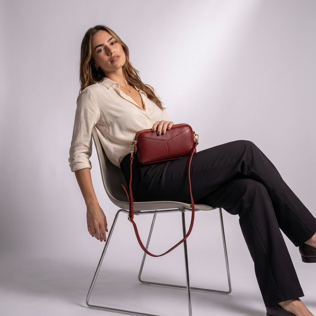 Femme assise avec le sac Mathilde rouge posé sur les genoux