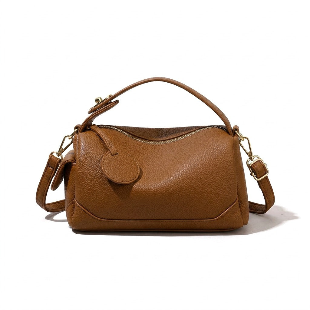Sac bowling Lucille cognac vu de trois quarts avec sa poche latérale à rabat