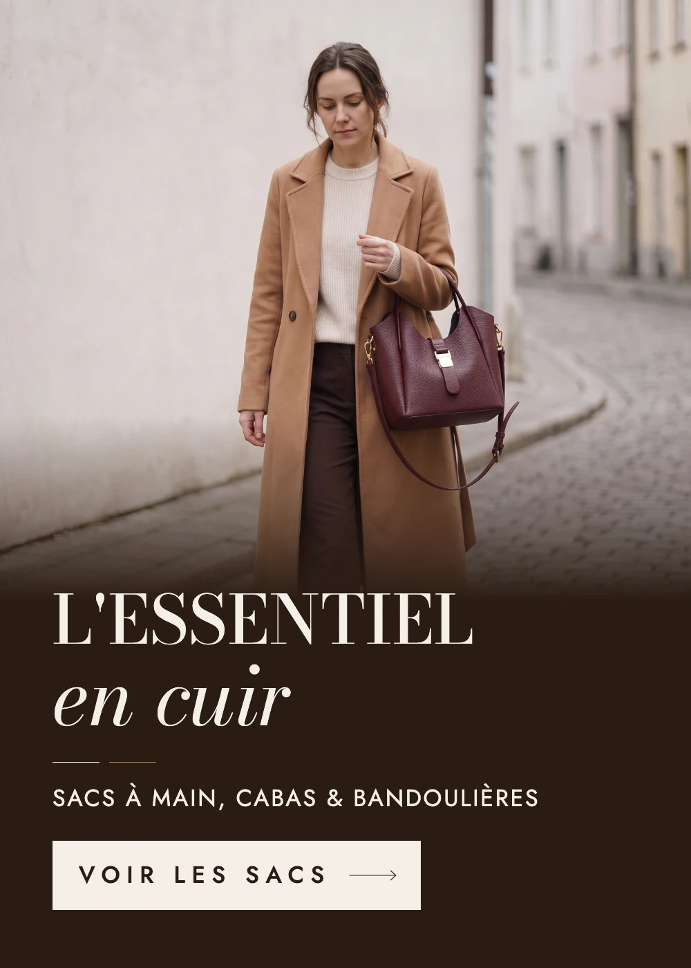 L'essentiel en cuir : femme portant le sac seau en cuir bordeaux Ondine (mobile)