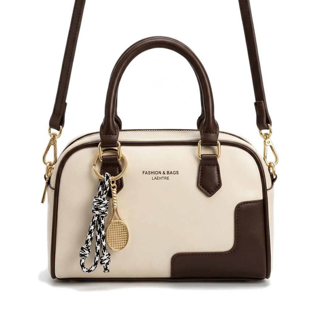 Mini sac bowling en cuir blanc cassé et marron Iris avec bijou de sac, vue de face sur fond blanc