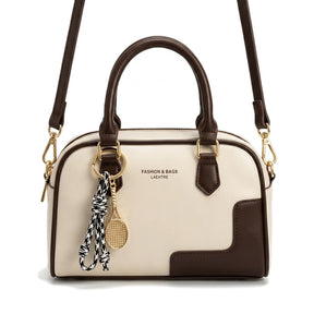 Mini sac bowling en cuir blanc cassé et marron Iris avec bijou de sac, vue de face sur fond blanc