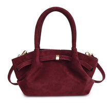 Sac trapèze en cuir bordeaux Flore avec ceinture à fermoir doré, vue de face sur fond blanc