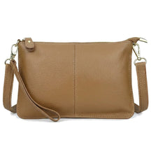 Pochette en cuir grainé camel Suzanne avec dragonne et bandoulière, vue de face sur fond blanc