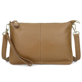 Pochette en cuir grainé camel Suzanne avec dragonne et bandoulière, vue de face sur fond blanc