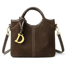 Sac cabas en cuir chocolat Viviane avec anse ronde et bijou doré en D, vue de face sur fond blanc