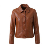 Veste courte en cuir cognac Léontine à col chemise, vue de face sur fond blanc