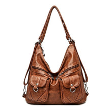 Sac à dos transformable en cuir cognac Nine, vue de face sur fond blanc