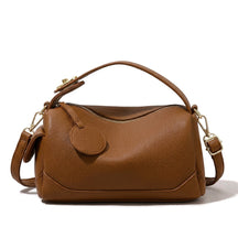 Sac bowling en cuir grainé cognac Lucille avec pampille ronde, vue de face sur fond blanc