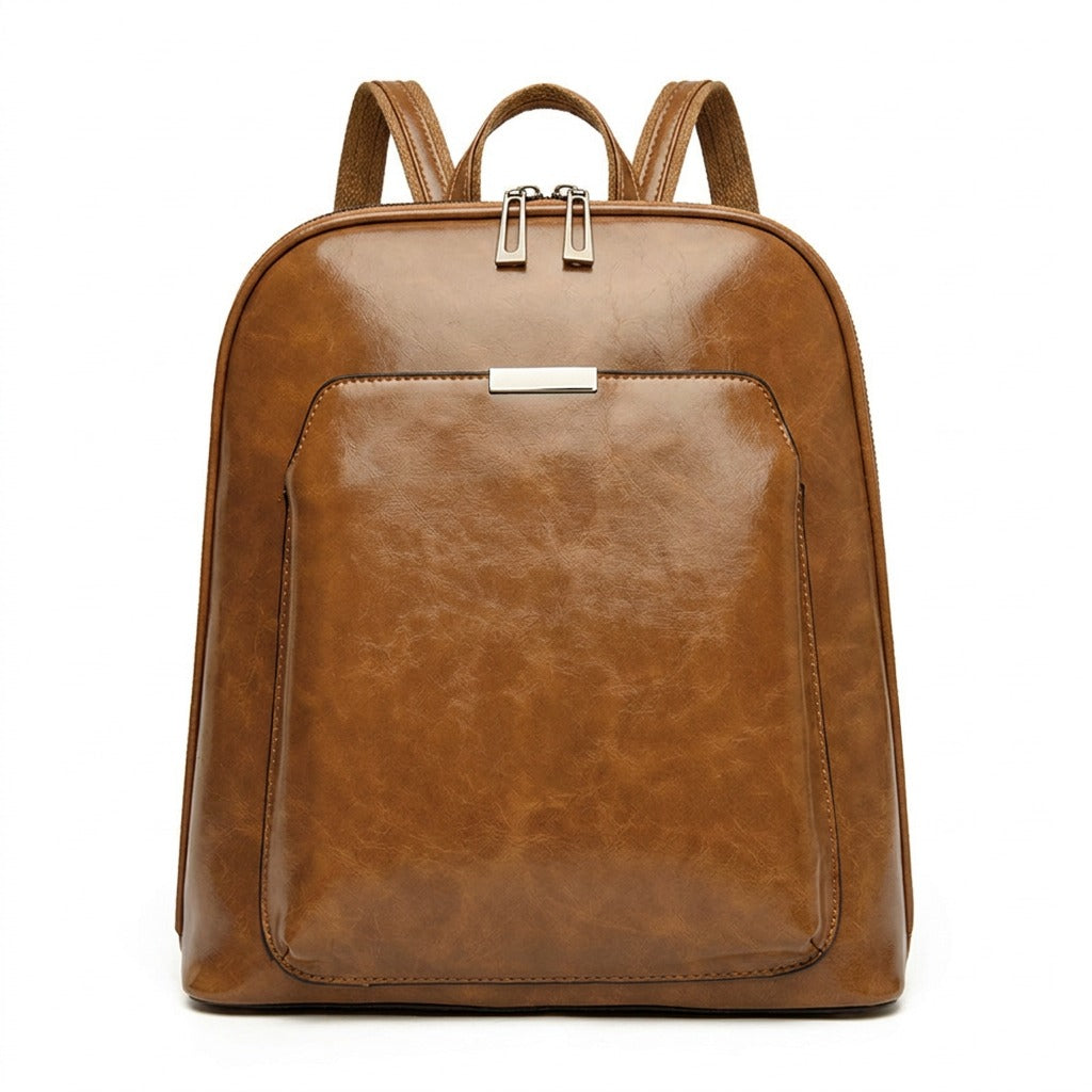 Sac à dos en cuir ciré cognac Victoire avec grande poche plaquée, vue de face sur fond blanc