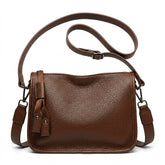 Sac besace en cuir marron Clarisse avec bandoulière en cuir lisse, vue de face sur fond blanc