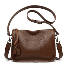 Sac besace en cuir marron Clarisse avec bandoulière en cuir lisse, vue de face sur fond blanc