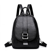 Sac à dos en cuir noir Ninon en forme de goutte avec patte à boucle argentée, vue de face sur fond blanc