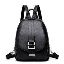 Sac à dos en cuir noir Ninon en forme de goutte avec patte à boucle argentée, vue de face sur fond blanc