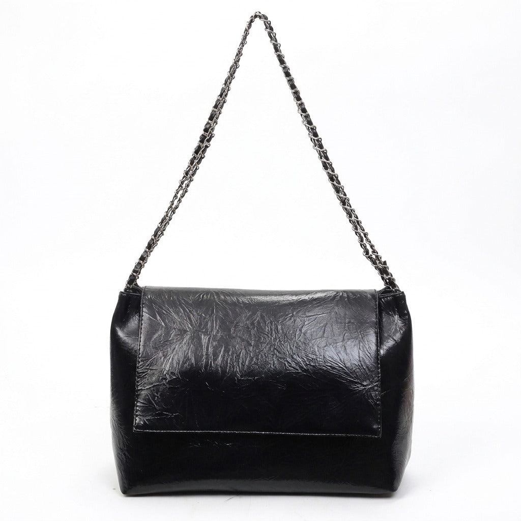 Sac cabas en cuir noir froissé Valentine à rabat et chaîne argentée tressée de cuir, vue de face sur fond blanc