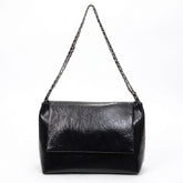 Sac cabas en cuir noir froissé Valentine à rabat et chaîne argentée tressée de cuir, vue de face sur fond blanc