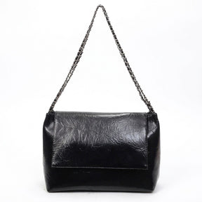 Sac cabas en cuir noir froissé Valentine à rabat et chaîne argentée tressée de cuir, vue de face sur fond blanc