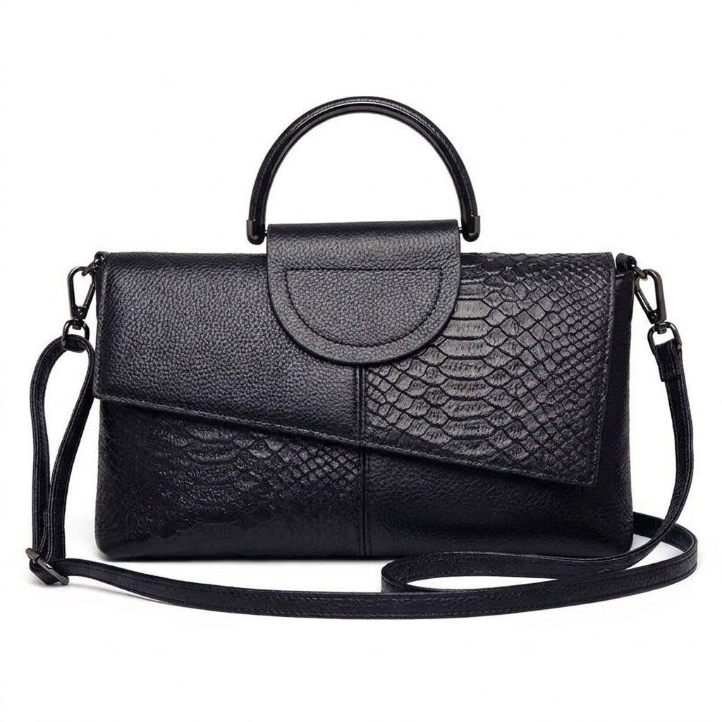 Sac à main en cuir noir Ombeline effet croco, rabat asymétrique et anse ronde, vue de face sur fond blanc