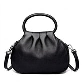 Sac à main plissé en cuir noir Apolline, vue de face sur fond blanc