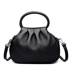 Sac à main plissé en cuir noir Apolline, vue de face sur fond blanc