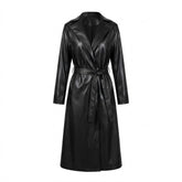 Trench long en cuir noir Cassandre pour femme, ceinture nouée, vue de face sur fond blanc