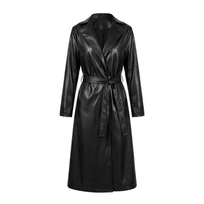 Trench long en cuir noir Cassandre pour femme, ceinture nouée, vue de face sur fond blanc