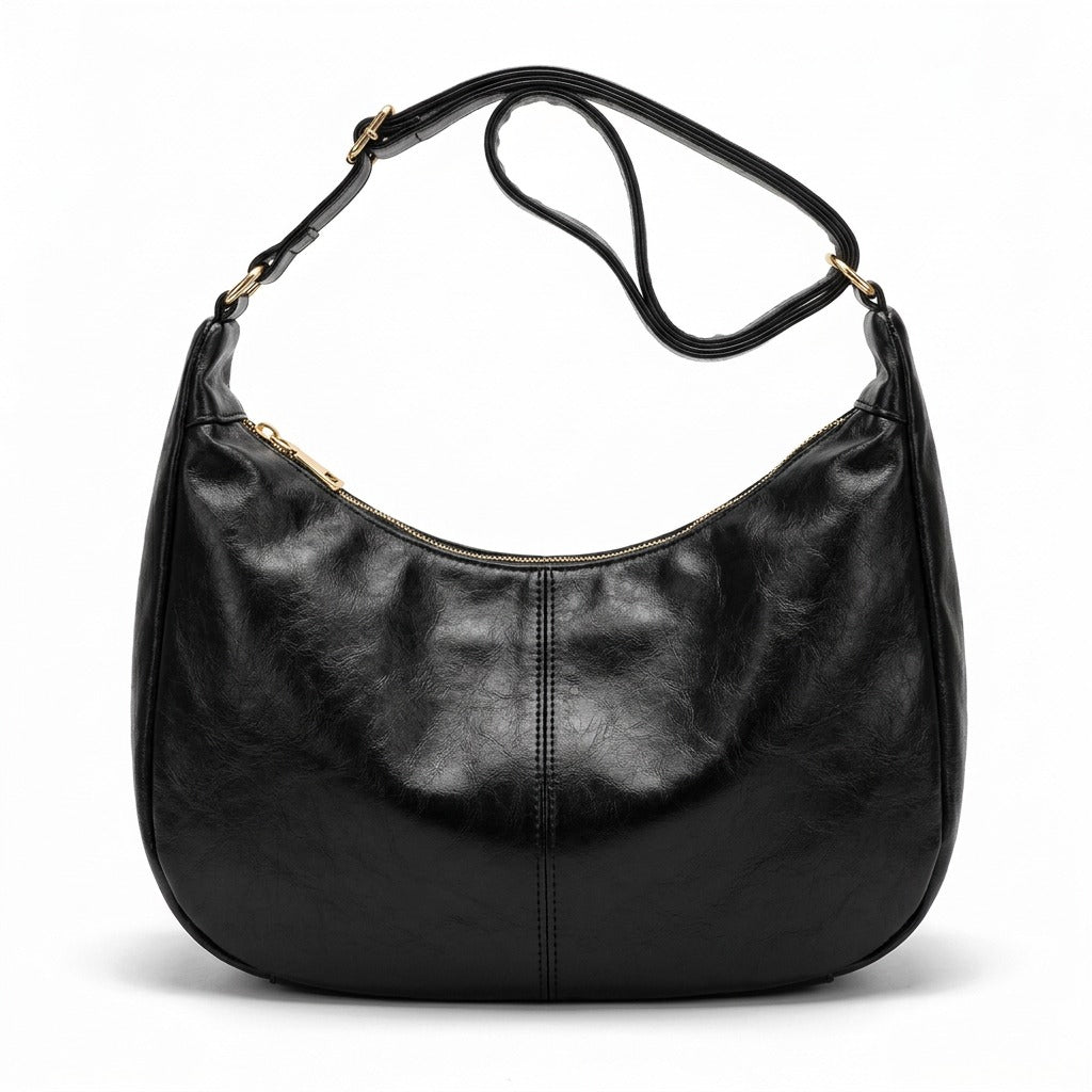 Sac hobo en cuir noir Colombe avec large sangle à boucle dorée, vue de face sur fond blanc