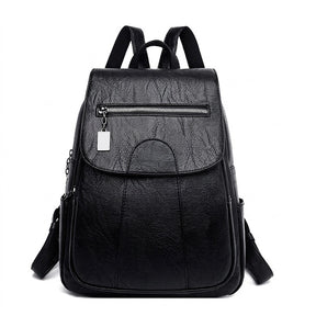 Sac à dos en cuir noir Marceline à rabat avec poche zippée, vue de face sur fond blanc